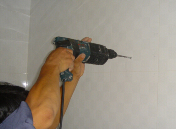 瓷砖打孔了怎么修补好一点(瓷砖打孔了怎么修补好一点视频)